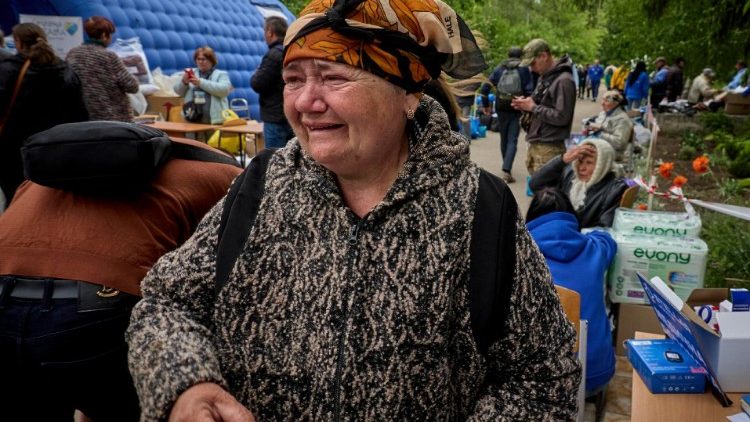 Mulher ucraniana no centro de evacuação que recebe pessoas que tiveram que deixar territórios próximos à fronteira russa em Kharkiv, Ucrânia, 15 de maio de 2024.