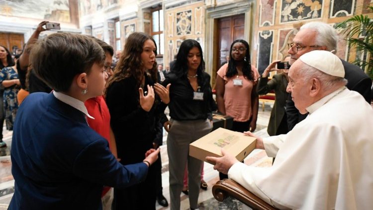 ‘기후 회담’ 참가자들을 만난 프란치스코 교황