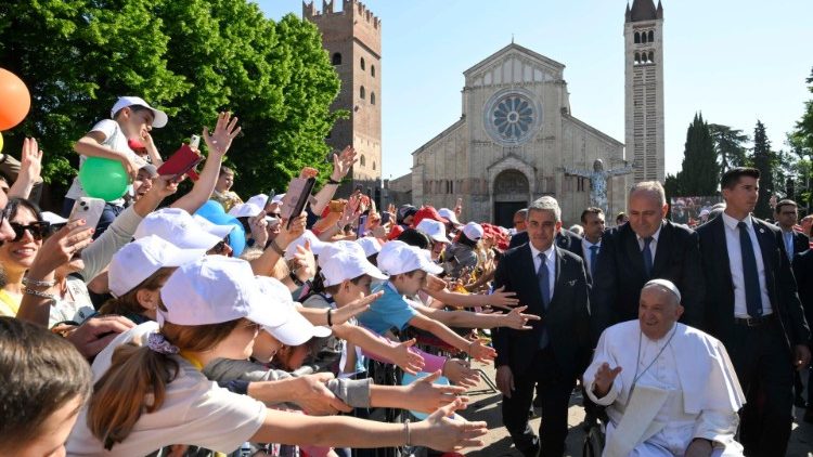 教皇フランシスコ、イタリア・ヴェローナで子どもたちと　 2024年5月18日　サン・ゼーノ教会前で