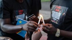 Fotografie z vigilie za oběti útoku na tábory vnitřně vysídlených osob v Gomě