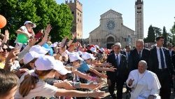 教皇フランシスコ、イタリア・ヴェローナで子どもたちと　 2024年5月18日　サン・ゼーノ教会前で