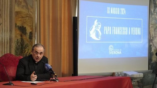 Biskup Pompili představuje papežovu návštěvu Verony při tiskové konferenci