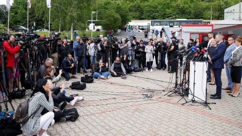  स्लोवाकिया के प्रधानमंत्री रॉबर्ट फिको को गोली लगने के बाद भर्ती अस्पताल के सामने पत्रकार