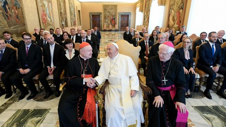 Ferenc pápa Ravasi bíborost köszönti  