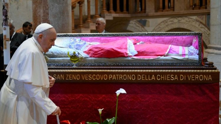 Papa diante dos restos mortais de São Zeno