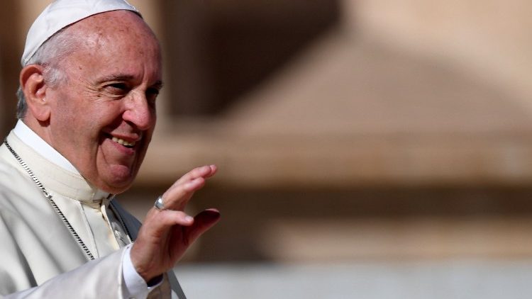Le Pape François salue les fidèles