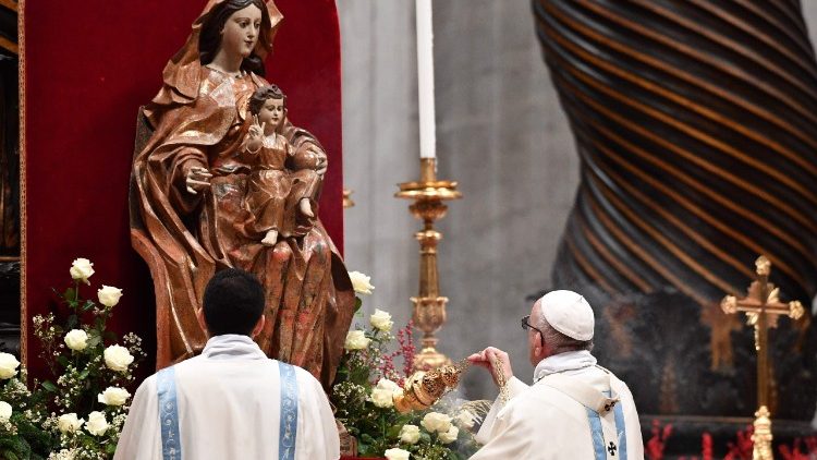 Papa Francisco incensa imagem de Nossa Senhora de Monte Serrat