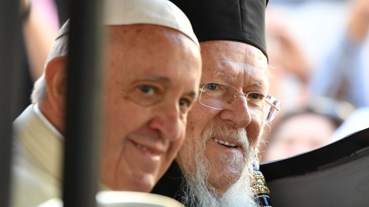 Bartholomaios besuchte 2016 zusammen mit Papst Franziskus Flüchtlinge auf Lesbos