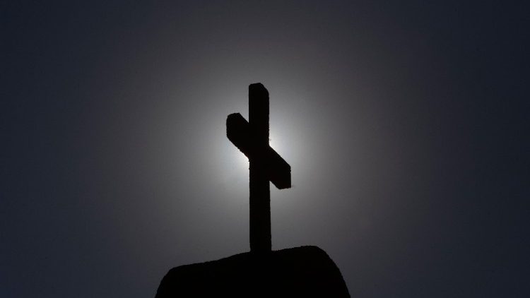 Kreuz vor dunklem Grund