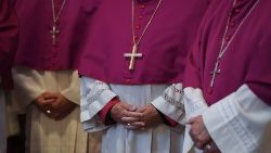 Australia, arrestato il vescovo emerito Saunders accusato di abusi