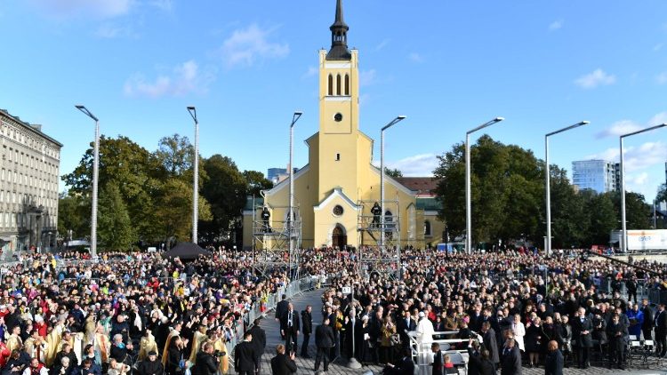 El Papa Francisco, en su Papamóvil, saluda a la multitud mientras se dirige a la Liberty Sqaure para una santa misa el 25 de septiembre de 2018 en Tallin, Estonia