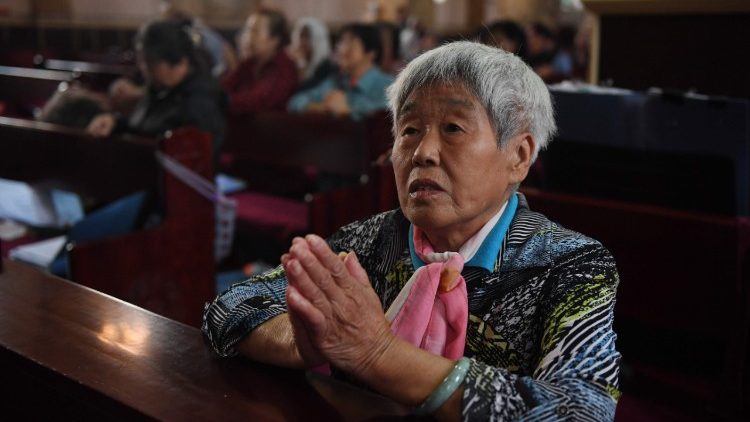 Fiéis chineses em oração (AFP)
