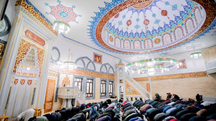 Muslime beim Beten in der Mevlana-Moschee in Berlin-Kreuzberg