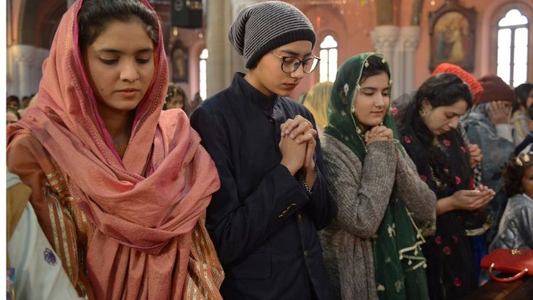 Pakistanische Christen während eines Weihnachtsgottesdienstes in Lahore