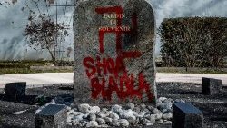 Antisemitismus: Hakenkreuz-Schmiererei auf einem jüdischen Friedhof in Frankreich