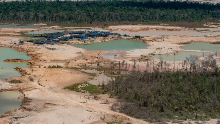Vue aérienne prise en 2019 sur le démentèlement d'une mine d'or illégale dans le sud du Pérou.