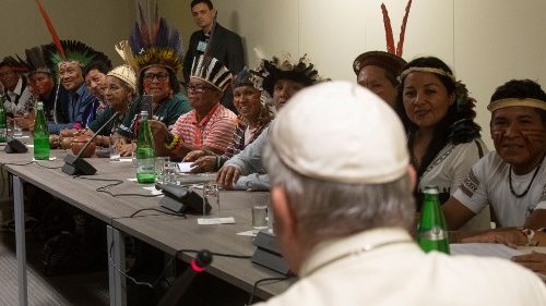 Dieses Foto, das von den vatikanischen Medien am 17. Oktober 2019 veröffentlicht wurde, zeigt Papst Franziskus (vorne) bei einem Treffen mit Vertretern einiger ethnischer Gruppen des Amazonas-Regenwaldes am 17. Oktober 2019 im Rahmen der Sonderversammlung der Bischofssynode für die Pan-Amazonas-Region im Vatikan.