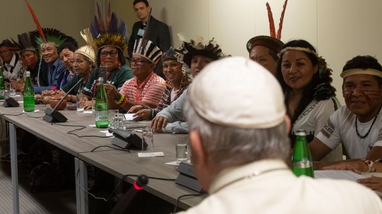 Dieses Foto, das von den vatikanischen Medien am 17. Oktober 2019 veröffentlicht wurde, zeigt Papst Franziskus (vorne) bei einem Treffen mit Vertretern einiger ethnischer Gruppen des Amazonas-Regenwaldes am 17. Oktober 2019 im Rahmen der Sonderversammlung der Bischofssynode für die Pan-Amazonas-Region im Vatikan.