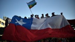 Manifestanti con la bandiera cilena durante una protesta
