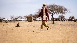 Un homme marche dans un camp abritant des personnes déplacées du nord du Burkina Faso à Dori, le 3 février 2020. 600 000 personnes déplacées ont fui les récentes attaques dans le nord du Burkina Faso.