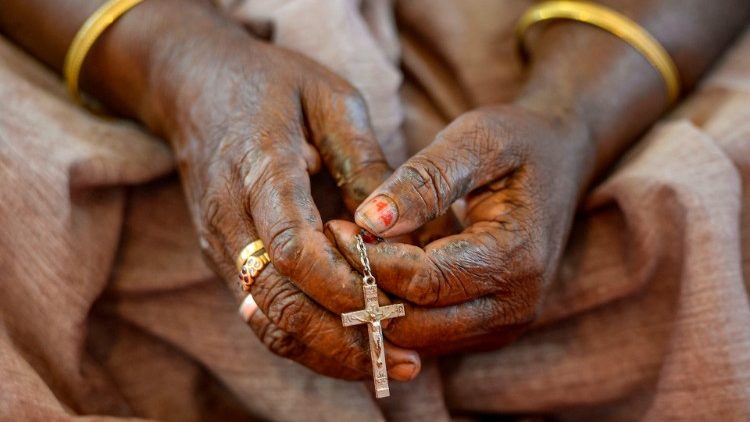 Une catholique indienne en prière dans la cathédrale Saint-Thomas de Chennai, en février 2020.