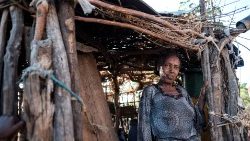 Jano Admasi, deren Sohn Berichten zufolge während der Kämpfe in der äthiopischen Region Tigray getötet wurde, vor ihrem Haus im Dorf Bisobe