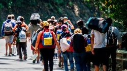 Numerosos migrantes atraviesan Cúcuta rumbo al norte del país.