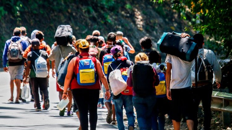 Numerosos migrantes atraviesan Cúcuta rumbo al norte del país.