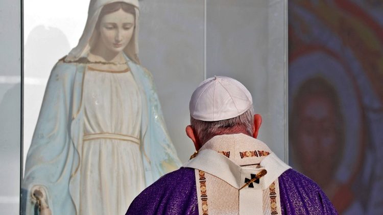 Il Papa in preghiera davanti a una immagine della Vergine Maria in Iraq