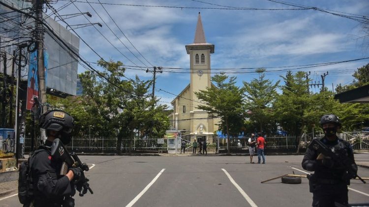 Une église protégée par la police après une explosion à Makassar, en Indonésie, le 28 mars 2021. 