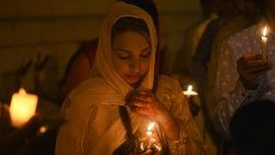 Kobieta modląca się w kościele, Pakistan
