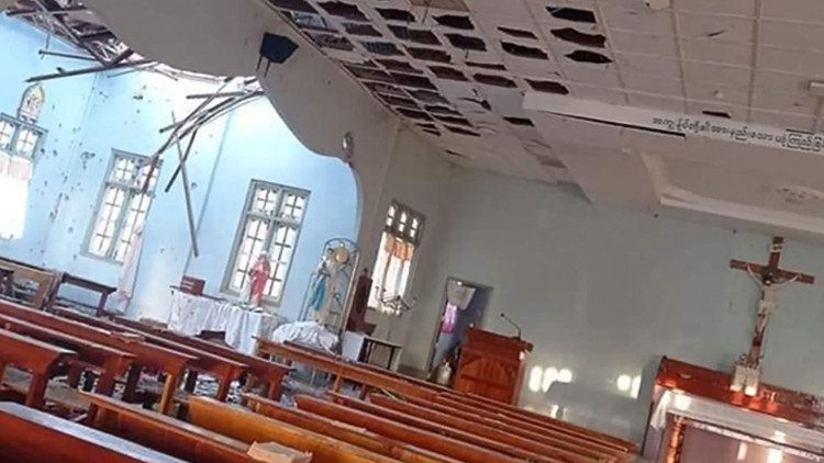 Une église endommagée dans laquelle quatre personnes réfugiées ont été tuées lors d'un bombardement de l'armée à Loikaw, dans l'État de Kayah, à l'est de la Birmanie.