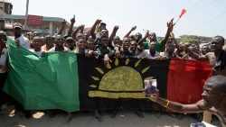Auf diesem Archivfoto vom 18. November 2015 rufen Pro-Biafra-Anhänger Parolen  in Aba, im Südosten Nigerias, während einer Demonstration, bei der die Freilassung eines wichtigen Aktivisten gefordert wird. 