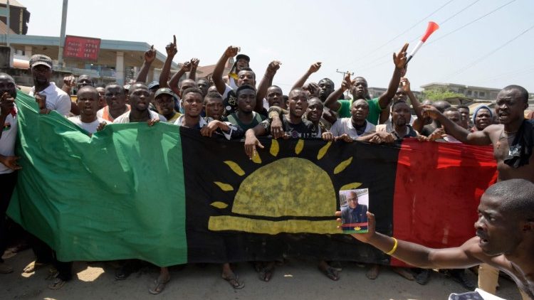 Auf diesem Archivfoto vom 18. November 2015 rufen Pro-Biafra-Anhänger Parolen  in Aba, im Südosten Nigerias, während einer Demonstration, bei der die Freilassung eines wichtigen Aktivisten gefordert wird. 
