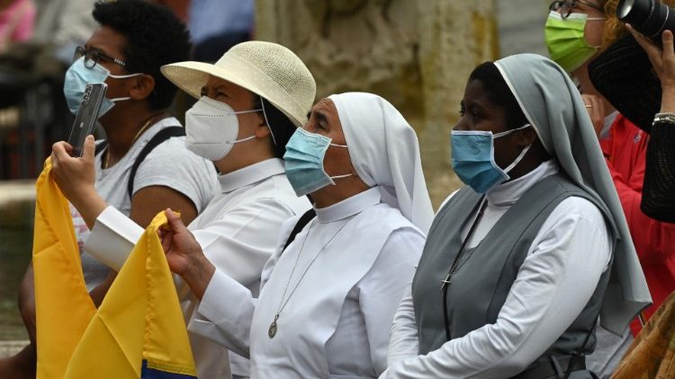 Kolumbianische Nonnen beim Angelus