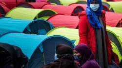 Une femme migrante se tient devant une tente à Paris, lors d'une action menée par l'association Utopia56 le 25 juin 2021. (Joel Saget/AFP) 