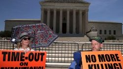 US protesters call for an end to the death penalty outside the Supreme Court