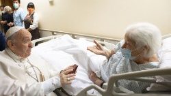 2021년 수술 후 입원 중인 제멜리 종합병원에서 한 노인에게 인사하는 프란치스코 교황