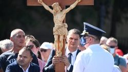 Un homme porte un crucifix lors de la messe célébrée par le pape François à Budapest pour la clôture du Congrès eucharistique international, le 12 septembre 2021. 