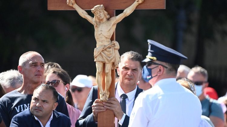 Un homme porte un crucifix lors de la messe célébrée par le pape François à Budapest pour la clôture du Congrès eucharistique international, le 12 septembre 2021. 