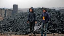 Crianças trabalhando no transporte de carvão