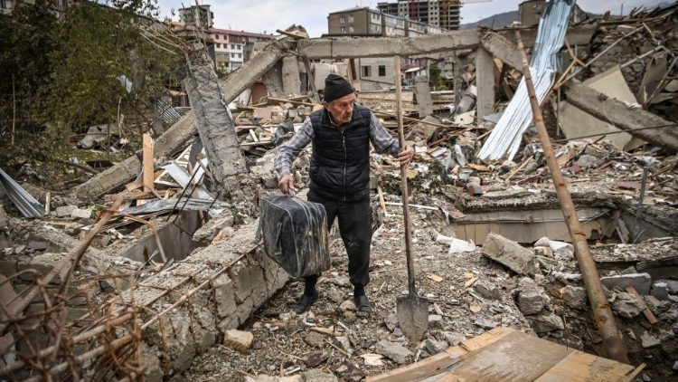 Nach einem Luftangriff auf Stepanakert im Oktober 2020