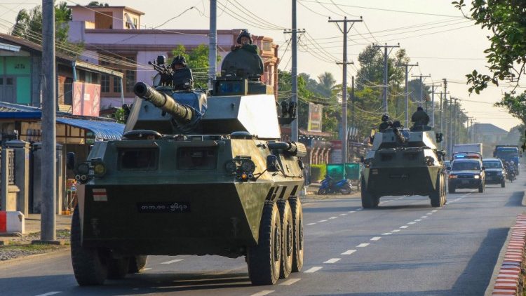 Panzer am Tag des Putsches im Februar 2021 in Kachin