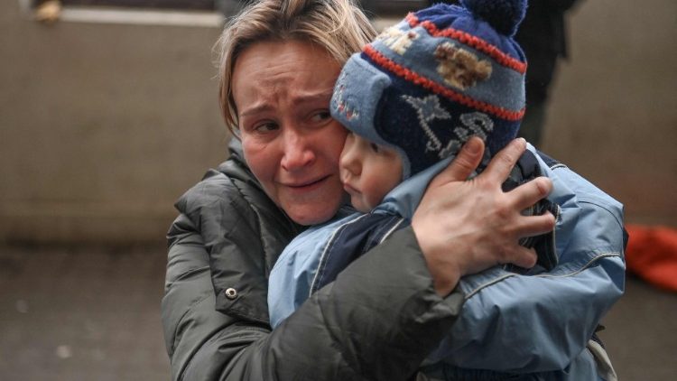 Ucraniana abraça seu filho na estação de trem em Lviv. (Photo by Daniel Leal/AFP)