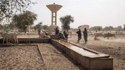 Fulani-Nomaden an einer Wasseranlage (Aufnahme vom 14.3.2022)