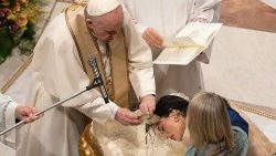 Papst Franziskus tauft eine Erwachsene in der Osternacht am 16.4.2022