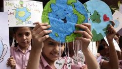 India, algunos niños participan en el Día de la Tierra