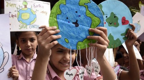 India, algunos niños participan en el Día de la Tierra
