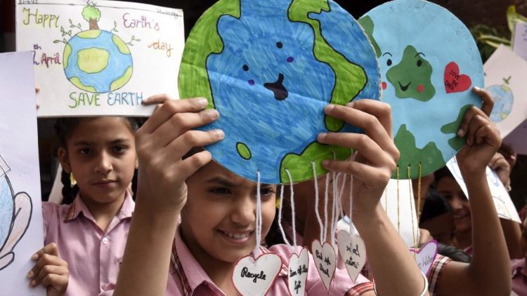 India, alcuni bambini partecipano all'Earth Day