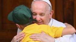 Papst umarmt ein Kind